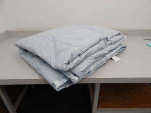 lot 115 image: King down comforter
