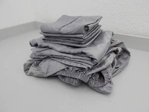 lot 116 image: Queen 6-piece sheet set
