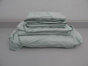 lot 117 image: King 6-piece sheet set