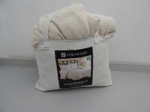 lot 127 image: King 3-piece alternative down comforter set