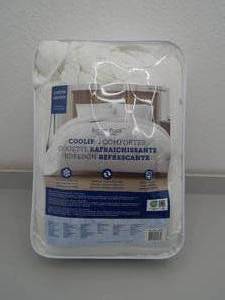 lot 130 image: Queen cooling comforter