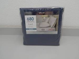 lot 132 image: Queen 6-piece sheet set