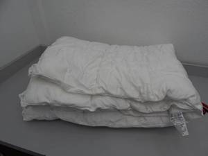 lot 135 image: Twin comforterduvet insert