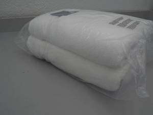 lot 73 image: Set of 2 Egyptian Cotton Bath Towels