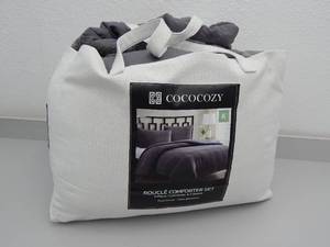 lot 74 image: King- 3 Piece Comforter set