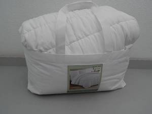 lot 76 image: Queen- 3 piece comforter set