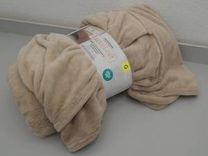 lot 80 image: Queen Throw Blanket