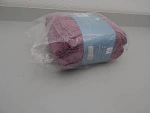 lot 83 image: Set of 2 hand towels