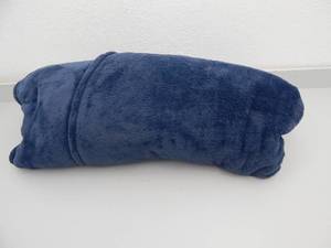 lot 86 image: King Throw Blanket