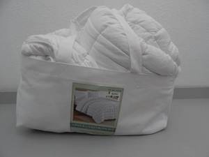 lot 91 image: King 3-Piece Comforter set