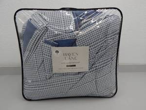 lot 92 image: King 3-Piece Comforter set