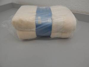 lot 96 image: Luxury 2-piece bath towel set