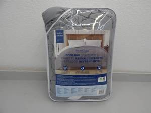 lot 98 image: Queen cooling comforter