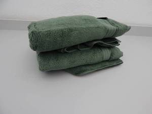 lot 100 image: 2 piece bath towel set