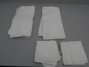 lot 103 image: 4-piece hand towel set