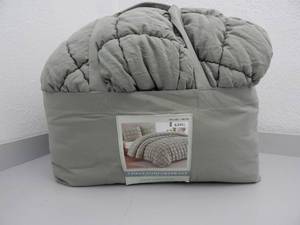 lot 36 image: King- 3-Piece Comforter Set