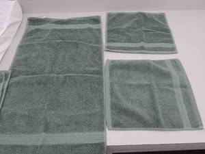 lot 58 image: 4-Piece Hand towel set