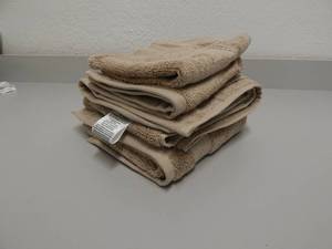 lot 62 image: 4-Piece Hand Towel Set