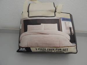 lot 11 image: Queen- 3 Piece Faux Fur Comforter Set