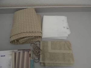 lot 19 image: 4 Piece BathroomShower Set