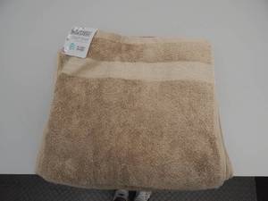 lot 20 image: Set of 2 Bath Towels