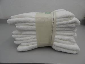 lot 22 image: 6 Pack White Cotton Towels