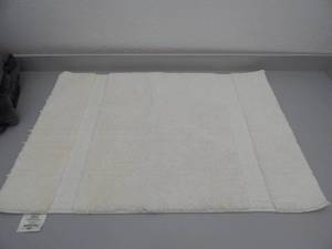 lot 30 image: Polyester Bath Rug
