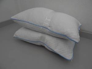 lot 139 image: Pair Queen Standard Memory Foam Pillows