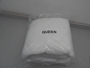 lot 142 image: Queen comforterduvet insert