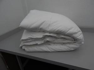 lot 143 image: Queen comforterduvet insert
