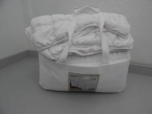 lot 145 image: Queen 3-Piece Comforter Set