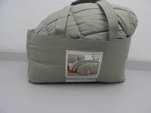 lot 146 image: Queen 3-Piece Comforter Set