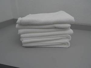 lot 152 image: 6-piece Set of Bath Towels