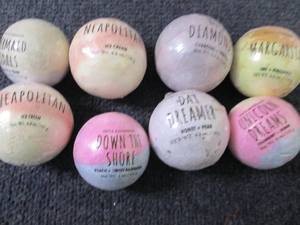lot 98 image: 8- 4.94 oz Assorted Bath Bombs...