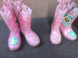lot 123 image: Size 6, Size7 Light Up Boots...