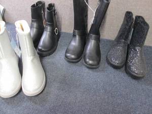 lot 131 image: 4 pr Boots Size 3, 5, 5, 5...