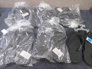 lot 156 image: 6 pr Room Essentials Shower Shoes S...