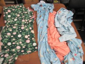 lot 197 image: 2 Sets Ladies XL Pajamas...