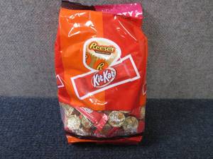 lot 259 image: 33.36 oz ReesesKitKats Miniatures...