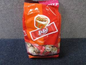 lot 260 image: 33.36 oz ReesesKitKats Miniatures...