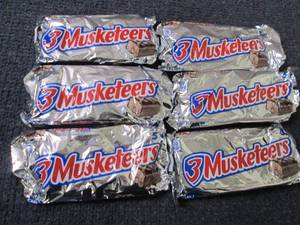 lot 272 image: 6- 5 ct 3 Musketeers Fun Size...