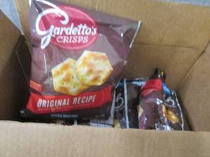 lot 356 image: 7- 3 oz Gardetto Crisps Original Re...