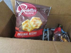 lot 357 image: 7- 3 oz Gardetto Crisps Original Re...