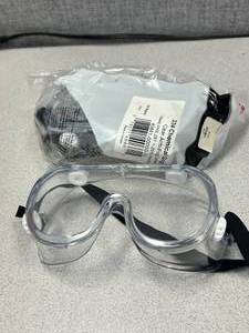 lot 31 image: 2 - Clear Antifog 334 Chemical Goggles