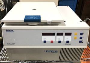 lot 53 image: Heraeus 75003562 Biofuge 22R Refrigerated Centrifuge   Cools And Spins Samples For Precise Results  Good Working Condition Missing side panel - guaranteed to work
