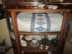 lot 15 image: Depression era glassware in a varie...
