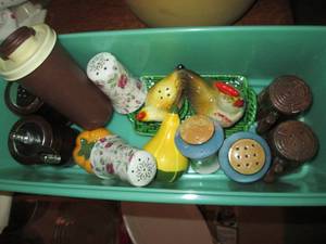 lot 17 image: Vintage Tupperware loaf container p...