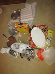 lot 21 image: Vintage TV trays, bakeware, Osteriz...