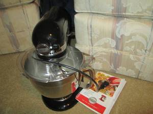 lot 34 image: Black KitchenAid stand mixer with b...