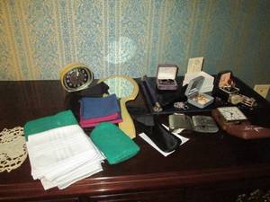 lot 47 image: Variety of vintage mens cuff links...